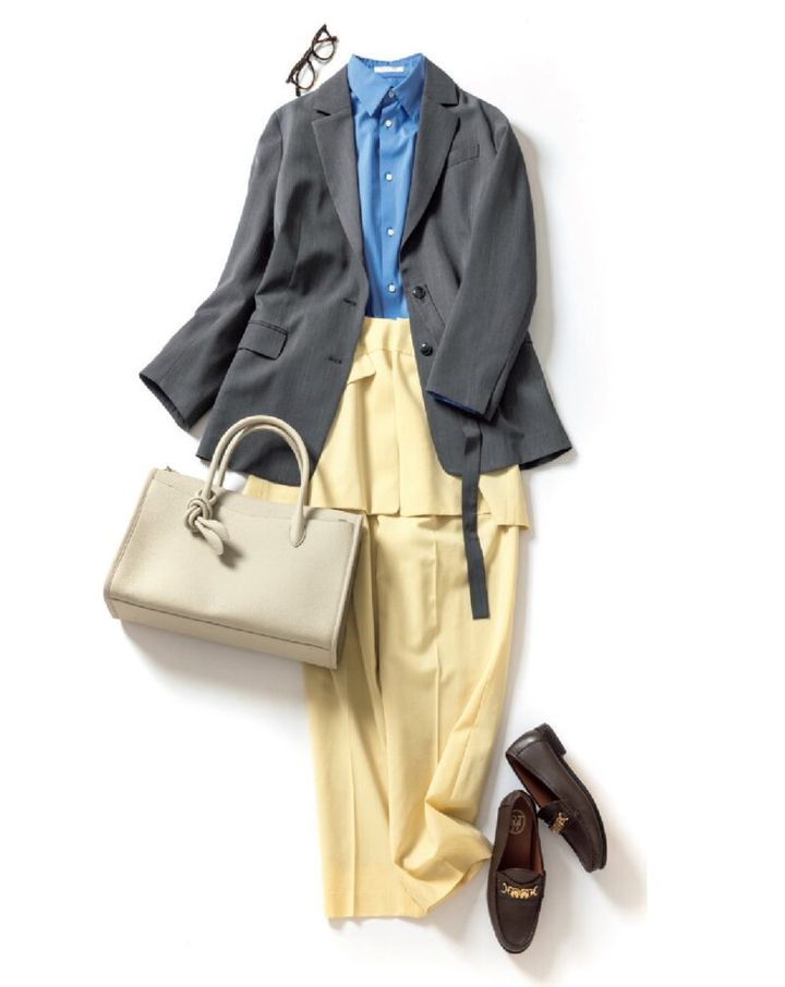 ブルーのシャツとジャケットのオフィスカジュアル