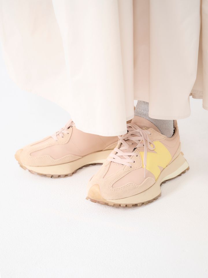 クラウドチームVERY宮澤美那の春のブルゾンコーデのスニーカーはニューバランス