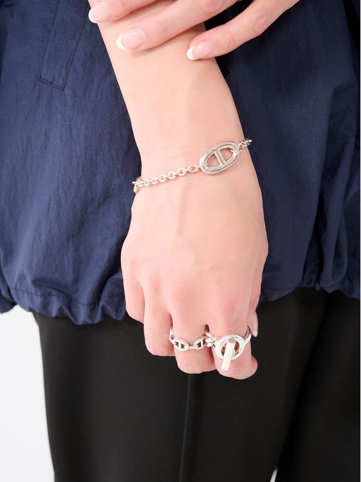 クラウドチームVERY酒井理央の春のブルゾンコーデのジュエリーはエルメス中心