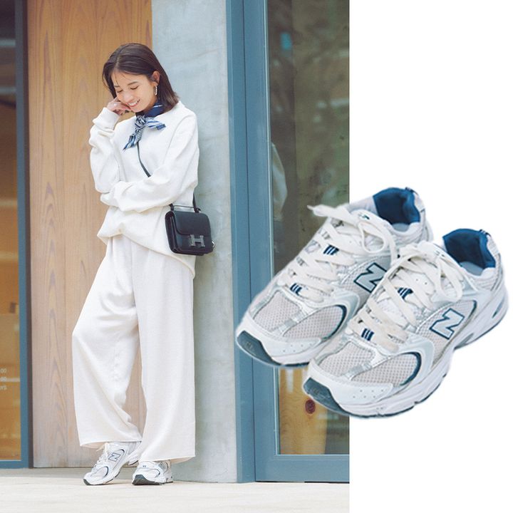 ホワイトのトップスとパンツにニューバランスのスニーカーとエルメスの斜めがけバッグとスカーフを合わせたお買い物コーデ