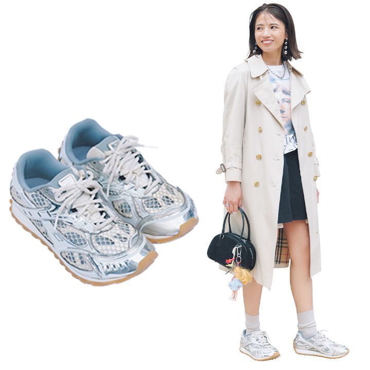 ヴィンテージTシャツにショートパンツとトレンチコートにボッテガヴェネタのスニーカーを合わせた読者ママのコーデ