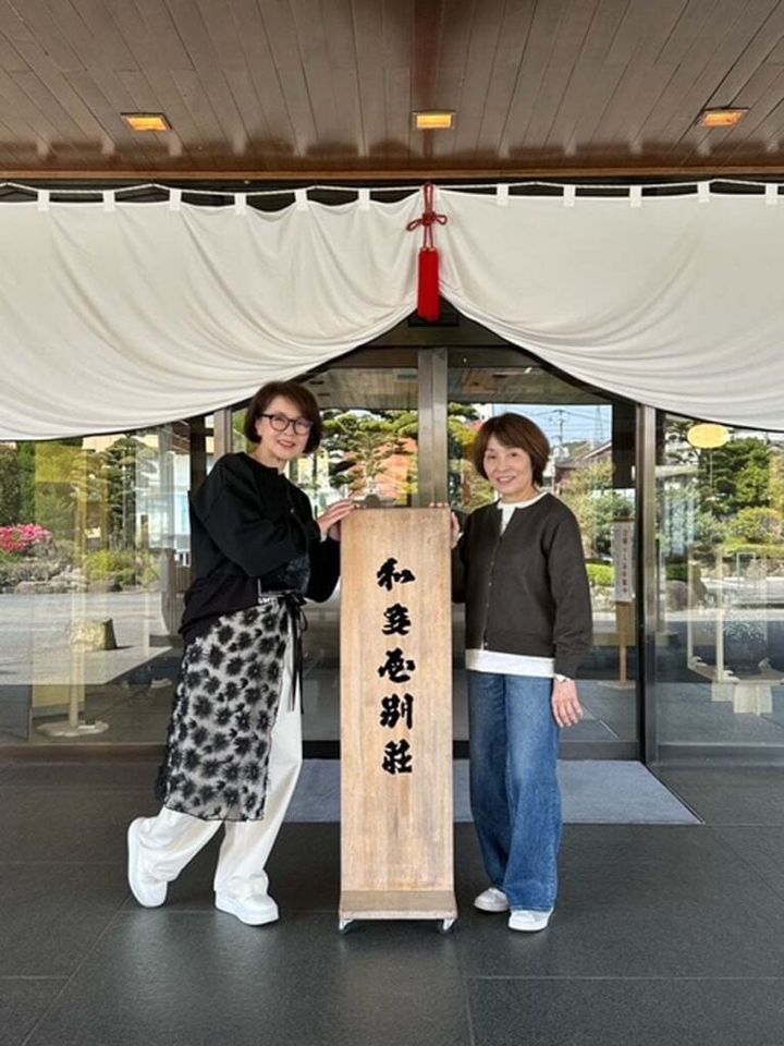 旅館の前で撮影