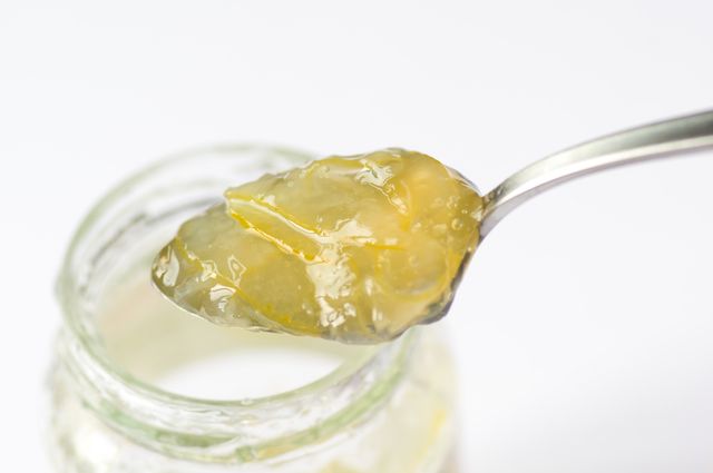 レモンマーマレードジャム スプーン上げ 接写