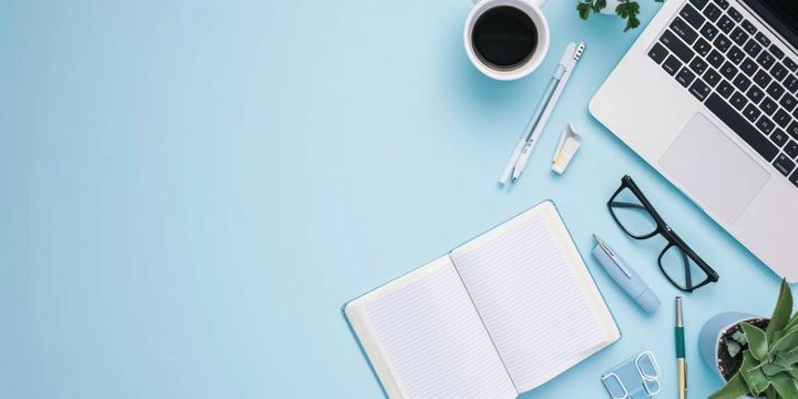 背景水色のデスク