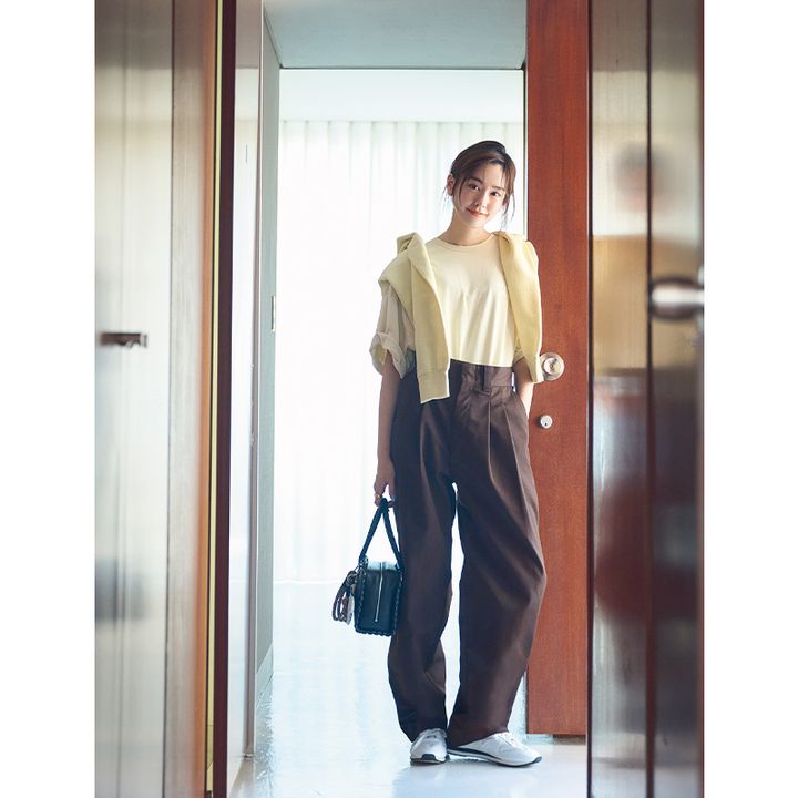 ブラウン×イエローの今っぽコーデを着こなす桐谷美玲さん