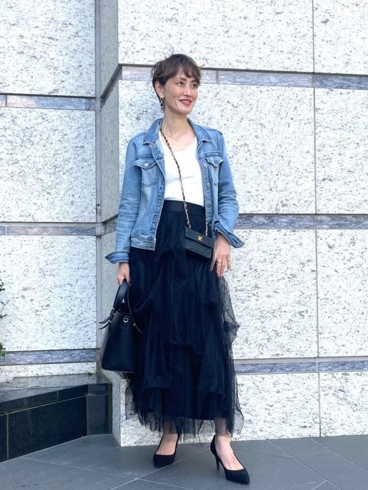 大人カジュアルのお手本！「フラーネ」のチュールスカート ×「ZARA」のデニムジャケットで抜け感のある着こなしに！
