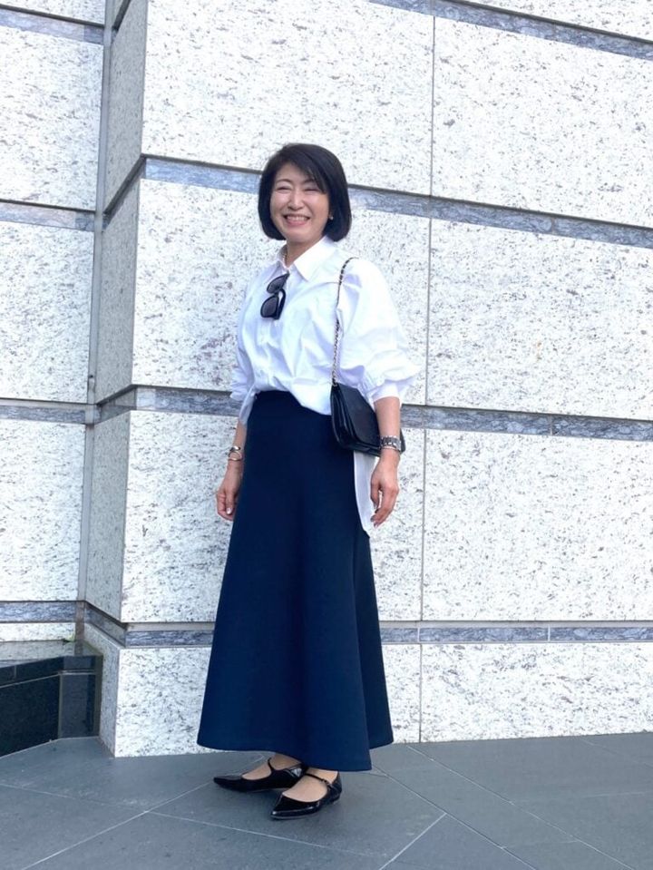 「セルリ」のボリューム袖ブラウスで大人可愛く！シルエットがきれいなすっきりラインのスカートを合わせ、可憐なモノトーンコーデに！