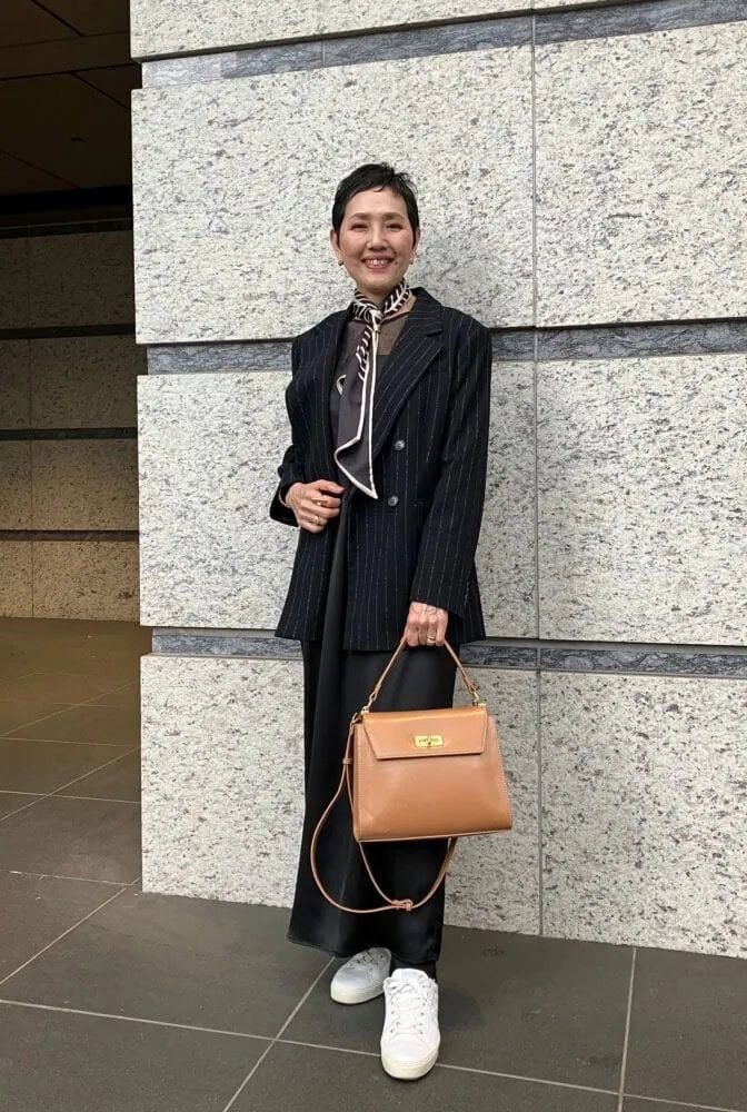 黒を軽やかに着こなすには？異素材ミックス&挿し色使いで“重たい印象”を打破！