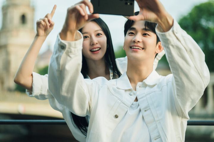 Netflixシリーズ『涙の女王』独占配信中 김수현（キム・スヒョン） 結婚生活の危機を迎えた財閥夫婦の物語。大ヒットドラマ『愛の不時着』の脚本家と監督が再びタッグを組んだ作品として注目された。