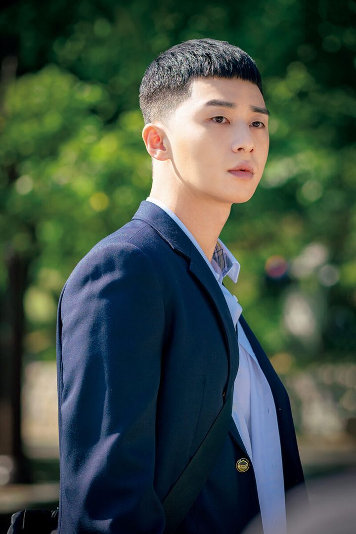 Netflixシリーズ『梨泰院クラス』独占配信中 박서준（パク・ソジュン） 日本での番組『アナザースカイ』や『さんまのまんま』にも出演し、さわやかで飾らない人柄を披露。アパレル業にも進出している。