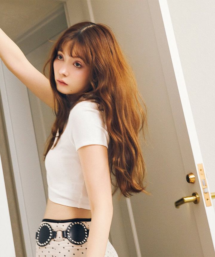 八木アリアとペンシルスカート