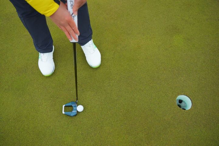 パターはスタンスやストローク軌道を真っすぐにしないほうが正解！