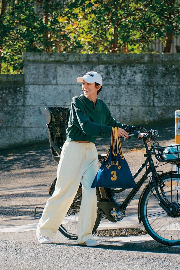 新ゾーンのキャップをスウェットパンツで合わせたご近所キレイめコーデ。