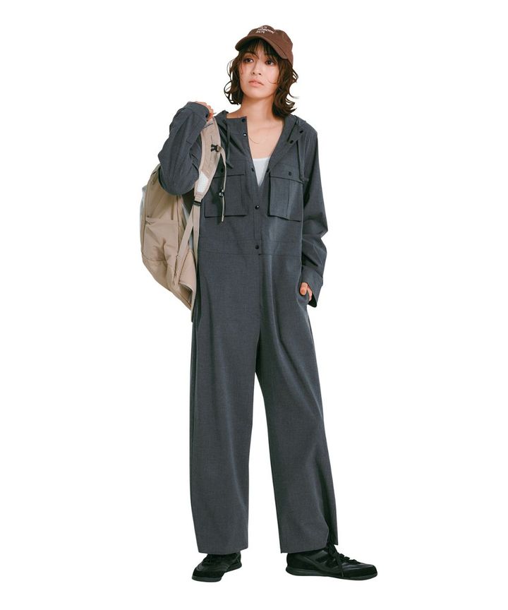 セント ジョンズ サード クラブのブラウンキャップをオールインワンに合わせたコーディネート。