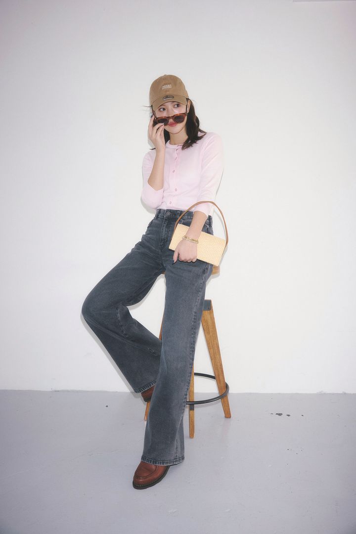 パインのキャップ×カーディガン×デニムのきれいめコーディネート。