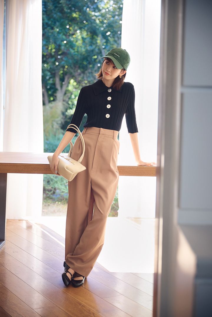 エイトンステイプルズのキャップをポロニット×ベージュパンツと合わせたキレイめコーディネート。