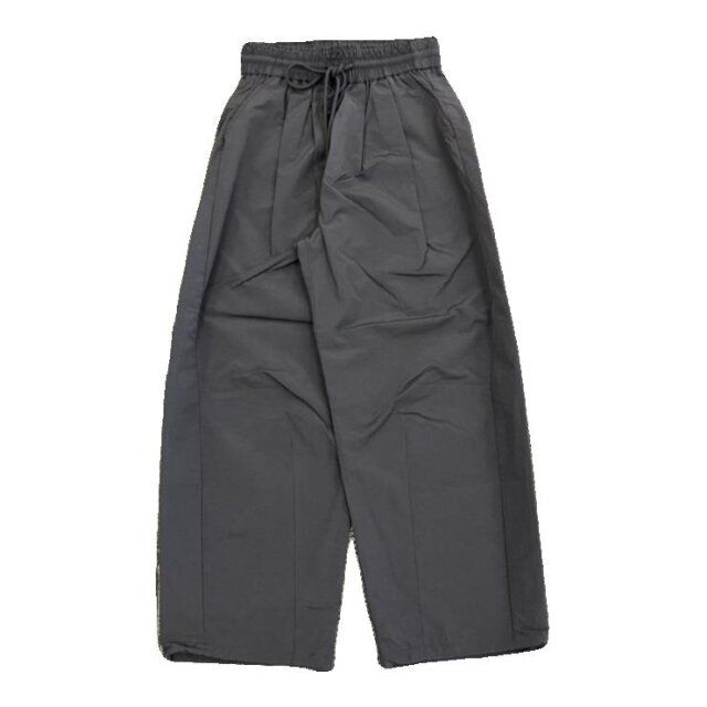 しまむらのボリュームナイロンバレルパンツ