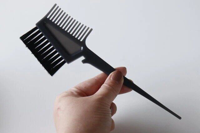 ダイソーのプロ仕様のコーム付きカラーリングブラシ