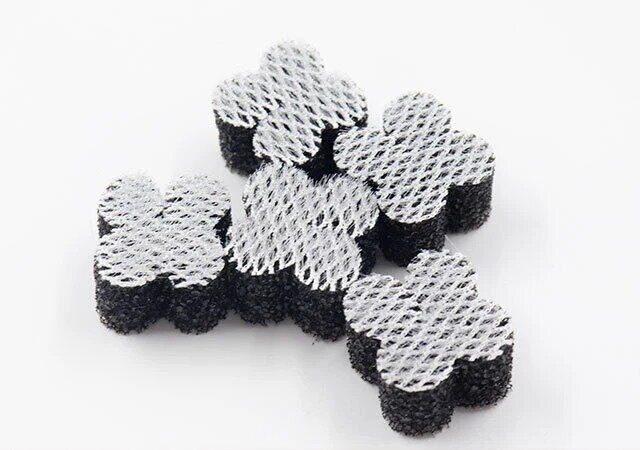 ダイソーの洗面台の髪と汚れを取るスポンジ