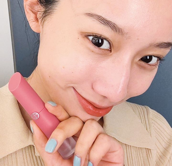 ひと塗りした瞬間に唇に色気が宿る魔法のリップ。ブランド初のダブルジェルテクノロジーを搭載し、潤いと色もちを両立。