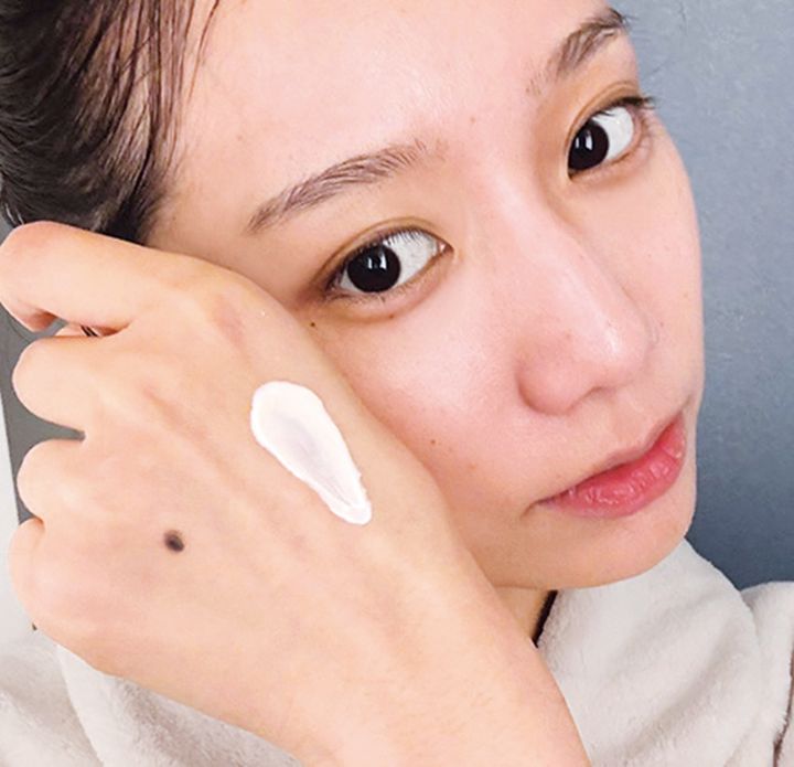 サラリと快適なつけ心地で肌を均一にトーンアップ。紫外線から肌を守りながら、キメの乱れなどの不調をケア。湿潤のバリアで敏感な春の肌を守る。