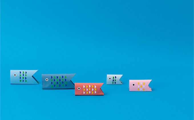 丸めて簡単！ 色画用紙で作る、卓上を泳ぐ「鯉のぼり飾り」の画像1