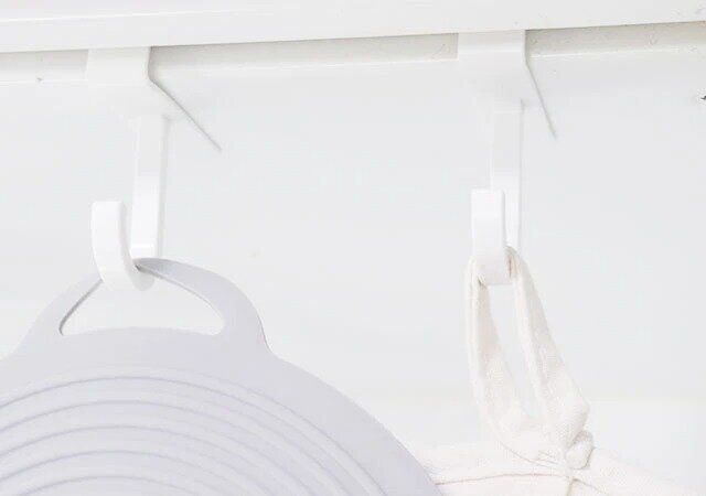 ダイソーの吊り戸棚用フック2