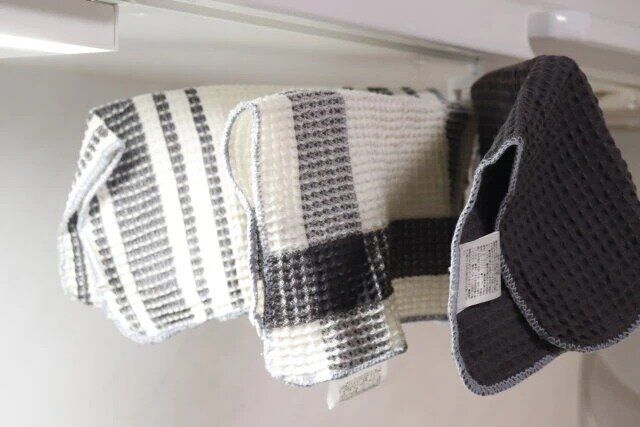 ダイソーの吊り戸棚用ふきん掛け3