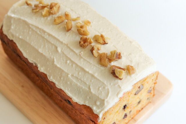 キャロットケーキの上にフロスティングを塗り、刻んだくるみ（分量外・適量）をちらす。