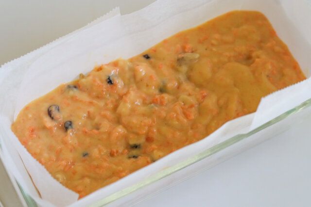 型に生地を流し、軽くトントンと落として空気を抜き、180℃で35～40分焼く。