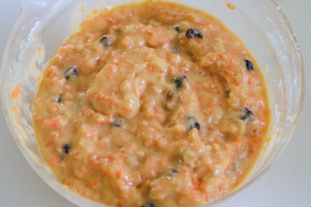 ホットケーキミックスを加え、ゴムベラで切るように混ぜ合わせる。