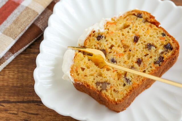 カットしたキャロットケーキ