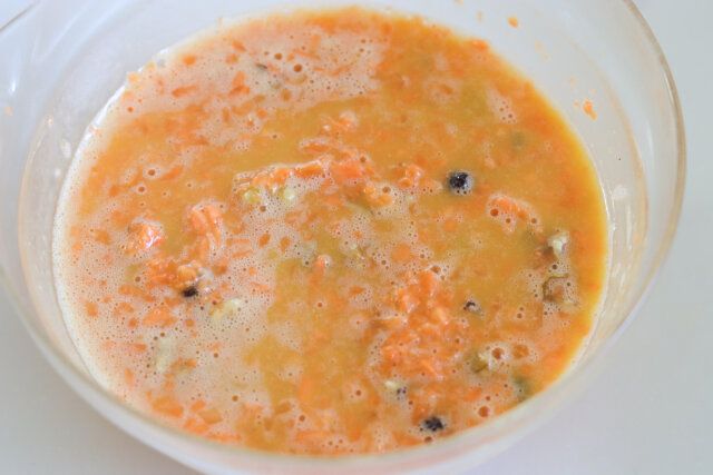 にんじん、くるみ、レーズン、シナモン、ナツメグを加えて混ぜ合わせる。