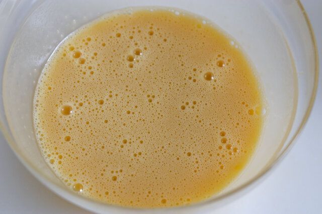 ボウルに卵を割りほぐし、はちみつ、オリーブオイルを順に加えてその都度よく混ぜ合わせる。