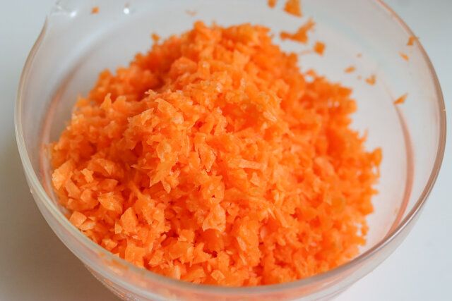 にんじんをフードプロセッサーでみじん切りにする。