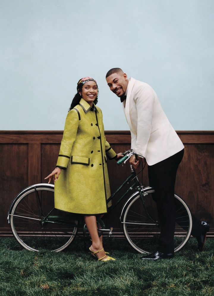 イエローでビタミン補給 <br /> 「黒人の美学で私がいつも感銘を受けるのは、私たちを抑圧するためによく使われてきたものを、自分たちのスタイルに応用できるという発想です」と、ポッドキャストSiriusXMの番組「The Optimist Project」で司会を務める俳優のヤラ・シャヒディ（左）は言う。トム フォードのタキシードを着用したApple TV+のドラマ「ザ・モーニング・ショー」にシーズン4から出演する俳優のアーロン・ピエール。爽やかな笑顔が最高のアクセサリーだ。<br /> 〈Yara〉コート 参考商品 スカーフ ¥77,000 シューズ ¥242,000／すべてGUCCI（グッチ クライアントサービス） 「パンテールドゥカルティエ」イヤリング YG╳ブラックラッカー ¥946,000 「サントスドゥカルティエ」ブレスレット YG ¥632,500（ともに予定価格）／ともにCARTIER（カルティエ カスタマー サービスセンター） <br /> 〈Aaron〉ジャケット パンツともに参考商品／ともにTOM FORD（トムフォードジャパン） シューズ ¥147,400／CHRISTIAN LOUBOUTIN（クリスチャン ルブタン ジャパン）