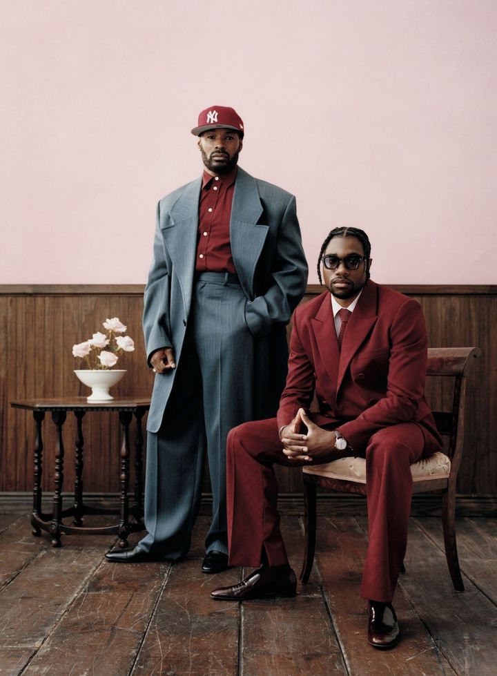 自己流が一番のエッセンス <br /> ボッテガ・ヴェネタのスーツにキャップを合わせてハズしをきかせたモデルのタイソン・ベックフォード（左）と、グッチのスーツに同色のタイを合わせてスタイリッシュに仕上げた陸上選手のノア・ライルズ（右）。<br /> 〈Tyson〉ジャケット ¥599,500 シャツ¥160,600 パンツ¥229,900／すべてBOTTEGA VENETA（ボッテガ・ヴェネタジャパン） シューズ ¥147,400／CHRISTIAN LOUBOUTIN（クリスチャン ルブタン ジャパン） <br /> 〈Noah〉ジャケット パンツともに参考商品／ともにGUCCI（グッチクライアントサービス） シャツ／TURNBULL & ASSER（turnbullandasser.co.uk） サングラス／JACQUES MARIE MAGE（www.jacquesmariemage.com） 「デ・ヴィル プレステージ パワーリザーブ」時計 セドナゴールド ¥2,222,000／OMEGA（オメガ） シューズ 参考商品／CHRISTIAN LOUBOUTIN（クリスチャン ルブタン ジャパン）