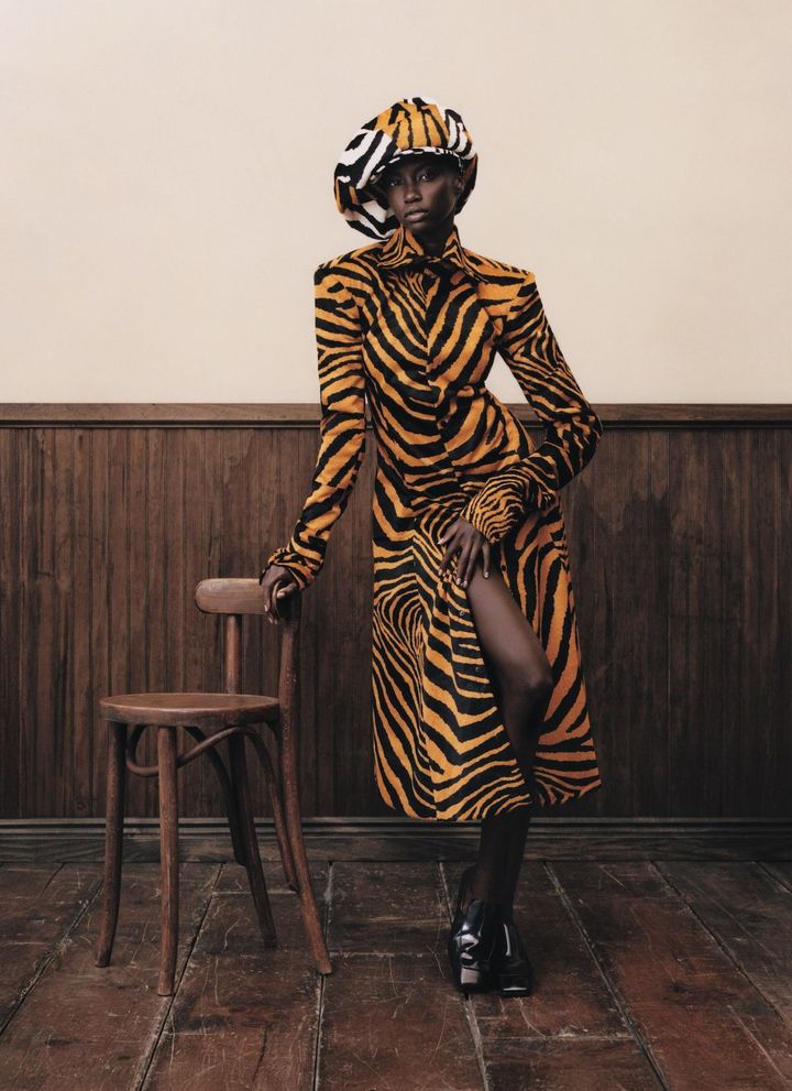 ワイルドな魅力を全身に <br /> 全面に配されたアニマルプリントが鮮烈な印象を残すシオフィリオのルック。アノック・ヤイの長い手足が、ワイルドなインパクトを上乗せする。<br /> コート ハット／ともにTHEOPHILIO（theophilio.com） シューズ ¥209,000／BOTTEGA VENETA（ボッテガ・ヴェネタジャパン）