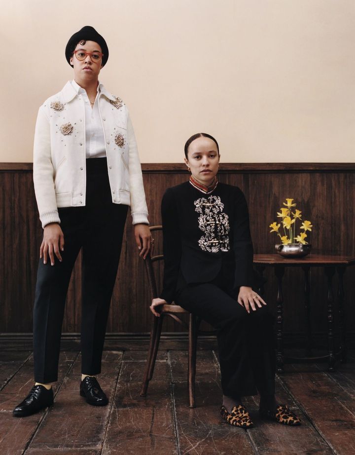 ひねりをきかせたモノトーン <br /> アーティストとして活動するジョーダン・キャスティール（左）と、デザイナーのグレース・ウェールズ・ボナー（右）。グレース本人の名を冠したブランド、ウェールズボナーのルックをレトロモダンに着こなす。<br /> 〈Jordan〉ジャケット シャツ／ともにWALES BONNER（walesbonner.com） ハット／ESENSHEL（esenshel.com） 「ペルレ クルール」リング（小指） YG╳オニキス╳ダイヤモンド ¥1,254,000／VAN CLEEF & ARPELS（ヴァンクリーフ&アーペルルデスク） シューズ 参考商品／DOLCE&GABBANA（ドルチェ&ガッバーナジャパン） <br /> 〈Grace〉トップ パンツ シューズ／すべてWALES BONNER（walesbonner.com） 「アンドンプターブル ドゥ カルティエ」リング（右手） YG╳ブラックラッカー╳ツァボライトガーネット╳オニキス ¥2,310,000（予定価格）／CARTIER（カルティエ カスタマー サービスセンター）