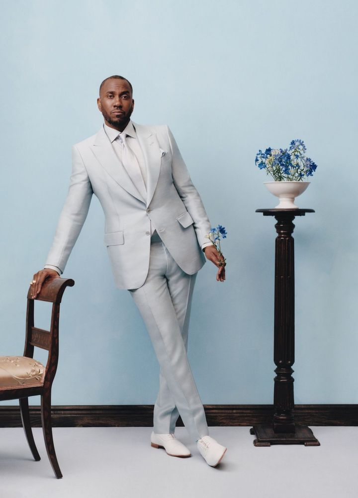 スタジオセッション <br /> 現在、ニューヨークのグッゲンハイム美術館で 大規模な個展「A Poem for Deep Thinkers」を開催中のアーティスト、 ラシード・ジョンソンは、 トムフォードのスーツをベースに、 洗練されたクリーンな着こなしにトライ。<br /> ジャケット パンツともに参考商品 タイ ¥39,600／すべてTOM FORD（トム フォード ジャパン） シャツ／ETON（www.etonshirts.com） リング／ともにGIN AND THE BANKER（www.ginandthebanker.com） シューズ 参考商品／CHRISTIAN LOUBOUTIN（クリスチャン ルブタン ジャパン）