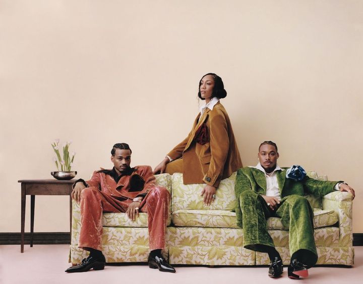 ポップなカラーブロッキング <br /> 〈左から〉スケートボーダーのタイショーン・ジョーンズ、バスケットボール選手のエイジャ・ウィルソン、アメリカンフットボール選手のジャスティン・ジェファーソンが、ウィリー チャバリアのスーツでそれぞれの色を楽しむ。<br /> 〈Tyshawn〉スーツ／WILLY CHAVARRIA（willychavarria.com） 「ロイヤル オーク パーペチュアルカレンダー」時計 サンドゴールド 参考商品／AUDEMARS PIGUET（オーデマ ピゲ ジャパン） 「トライバル」リング WG╳ダイヤモンド 参考商品／GRAFF（グラフダイヤモンズジャパン） シューズ ¥231,000／CHRISTIAN LOUBOUTIN（クリスチャン ルブタン ジャパン） 〈A’ja〉スーツ／WILLY CHAVARRIA（willychavarria.com） リング プラチナ╳グリーンベリル╳ダイヤモンド ¥53,640,000（予定価格）／BOUCHERON（ブシュロン クライアントサービス） <br /> 〈Justin〉スーツ／WILLY CHAVARRIA（willychavarria.com） 「ロイヤル オーク パーペチュアルカレンダー」時計 SS 参考商品／AUDEMARS PIGUET（オーデマ ピゲ ジャパン） 「プリュム ドゥ パオン」リング（右手・小指）WG╳ピンクトパーズ╳ダイヤモンド ¥45,144,000（予定価格）／BOUCHERON（ブシュロン クライアントサービス）リング（左手・人さし指） 参考商品／JACOB & CO.（ジェイコブ&コー） シューズ ¥231,000／CHRISTIAN LOUBOUTIN（クリスチャン ルブタン ジャパン）