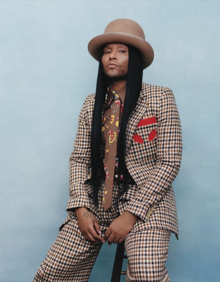 ドレスアップは自由気ままに <br /> シックなブラウンで統一した、ファッション・エディターのロー・ローチ。<br /> ジャケット シャツ パンツ／すべてWALTER VAN BEIRENDONCK（www.waltervanbeirendonck.com）