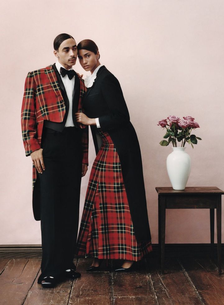 チェック・メイト <br /> モデルのジュレス・スミス（左）とイマン・ハマム（右）は、新進気鋭の注目ブランド、トリシジュのタータンチェックのアイテムで、リンクコーデを完成させる。<br /> 〈Julez〉ジャケット ベスト／ともに TORISHÉ JU シャツ 参考商品／DUNHILL（ダンヒル） パンツ 参考商品／AMIRI（スタッフ インターナショナル ジャパン クライアントサービス） シューズ 参考商品／BALMAIN（バルマン・ジャパン） <br /> 〈Imaan〉コート 参考商品／THOM BROWNE（トムブラウン青山） スカート／TORISHÉ JU イヤリング／DE BEERS（www.debeers.co.uk） シューズ 参考商品／CHRISTIAN LOUBOUTIN（クリスチャン ルブタン ジャパン）