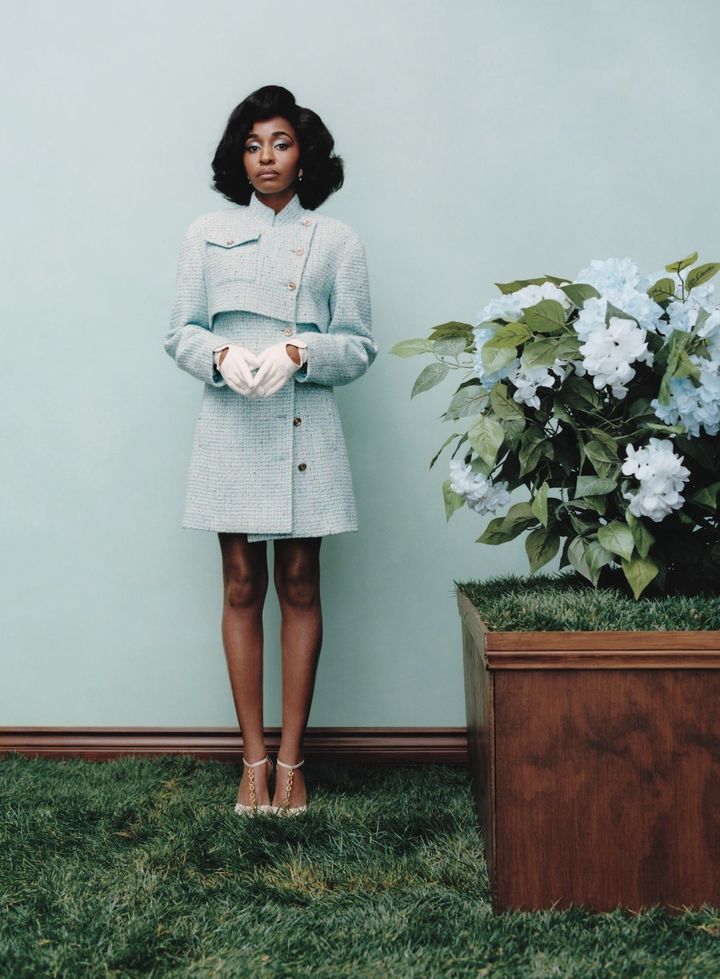 パステルブルーの妖精 <br /> 「多くのアフリカの人々にとって、伝統的な衣装は仕立てて作るものだと思います」と語るのは、ルカ・グァダニーノ監督の映画『After the Hunt（原題）』に出演予定の俳優、アイオウ・エディバリー。「子どもの頃は本当に嫌でしたが、家族や友人が私のためにわざわざ衣装を作ってくれたことは、今ではとても大切な思い出です。それは本当に親密で、美しいものです」<br /> コート ¥1,800,700（予定価格）「コロマンデル コレクション」イヤリング YG╳ダイヤモンド ¥12,408,000（参考価格）／ともにCHANEL（シャネル カスタマーケア） グローブ／SEYMOURE GLOVES（seymouregloves.com） シューズ 参考商品／BALMAIN（バルマン・ジャパン）