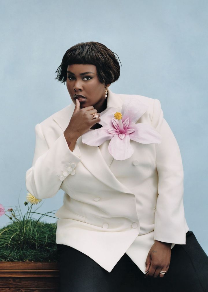 花開く才能、輝く個性 <br /> 現在、2024年にリリースした2枚目のスタジオアルバム『Mental』を掲げてツアー中のシンガー、イズー。彼女を表すかのような一輪の大きな花のブローチが、胸もとで圧巻の輝きを放つ。<br /> ジャケット パンツともに参考商品／ともにDIOR（クリスチャン ディオール） 「ティファニー タイタン by ファレル・ウィリアムス」ピアス YG╳フレッシュウォーター パール╳ダイヤモンド ¥1,881,000 リング（右手）YG╳フレッシュウォーター パール╳ダイヤモンド ¥1,287,000 「ジャン・シュランバージェ」リング（左手・薬指指先側） WG╳プラチナ╳ダイヤモンド ¥2,365,000 リング（左手・薬指つけ根側） WG╳プラチナ╳ダイヤモンド ¥1,562,000／すべてTIFFANY & CO.（ティファニー・アンド・カンパニー・ジャパン・インク） ブローチ／CHRISHABANA（chrishabanajewelry.com）