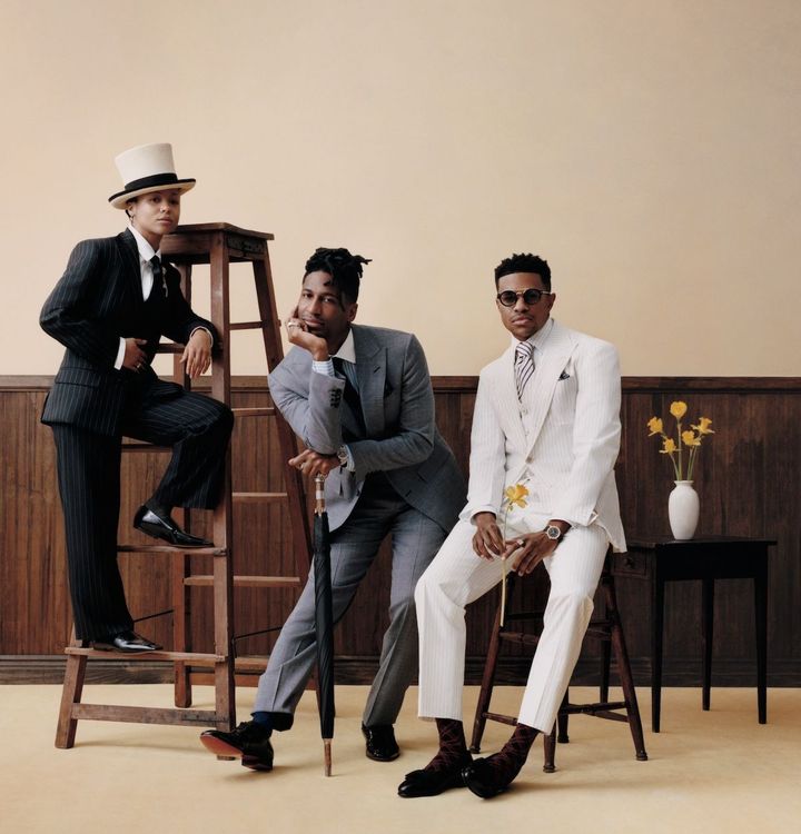 ハイクラスな遊び心 <br /> 〈左から〉HBOドラマ「インダストリー」（2020）の出演俳優マイハラは、セルジオ ハドソンのスーツにシルクハットを合わせてワンランク上のフォーマル感を演出。ダンヒルのスーツに、ステッキ代わりの傘をスマートに添えたのは、ミュージシャンのジョン・バティステ。ライアン・マーフィーによるFXの新シリーズ「The Beauty（原題）」に出演する俳優兼歌手のジェレミー・ポープはオールホワイトのスーツにネクタイやソックスでポップな柄を仕込んで、大人の遊び心を覗かせた。<br /> 〈Myha’la〉スーツ シャツ ネクタイ／すべてSERGIO HUDSON（sergiohudson.com） ハット／GIGI BURRIS MILLINERY（gigiburris.com） イヤリング／DE BEERS（www.debeers.co.uk） ブローチ／JOSEPH SAIDIAN& SONS（saidiansons.com） リング／BRIONY RAYMOND NEW YORK（brionyraymond.com） シューズ ¥122,100／STELLA McCARTNEY（ステラマッカートニーカスタマーサービス）〈Jon〉ジャケット ¥410,300 シャツ 参考商品 パンツ ¥136,400 ネクタイ¥46,200 傘 ¥258,000／すべてDUNHILL（ダンヒル） リング（右手・薬指） 参考商品／JACOB & CO.（ジェイコブ&コー） リング（右手・小指）／JACQUIE AICHE（jacquieaiche.com） 「パーペチュアル 1908」時計 YG 39mm 径 ¥5,273,400（予定価格・ 今春発売予定）／ROLEX（日本ロレックス）シューズ ¥147,400／CHRISTIAN LOUBOUTIN（クリスチャン ルブタン ジャパン） <br /> 〈Jeremy〉ジャケット ¥435,600 ウエストコート ¥159,500 シャツ ¥86,900 パンツ ¥148,500 ネクタイ 参考商品 チーフ ¥30,800／すべてDUNHILL（ダンヒル） サングラス／JACQUES MARIE MAGE（www.jacquesmariemage.com）「ブルガリ・ブルガリ」時計 YG ¥2,068,000／BVLGARI（ブルガリ・ジャパン） リング／DE BEERS（www.debeers.co.uk） シューズ¥176,000／VALENTINO GARAVANI（ヴァレンティノインフォメーションデスク）