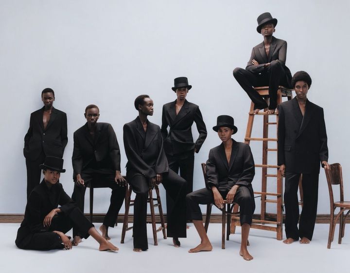 飾らないたおやかな美しさ <br /> ブラックスーツをエフォートレスに纏う、8人のモデルたち。彼女たちのみなぎる自信と美しさをシンプルでタフなスーツが引き立てる。 <br /> 〈左端からAchol〉ジャケット ¥357,700 パンツ ¥143,000（ともに予定価格）／ともにCELINE HOMME BY HEDI SLIMANE（セリーヌジャパン） <br /> 〈Layla〉ジャケット パンツともに参考商品／ともにMAISON MARGIELA（マルジェラ ジャパン クライアントサービス） <br /> 〈Rejoice〉ジャケット パンツともに参考商品／ともにTHE ROW（ザ・ロウ・ジャパン） <br /> 〈Yar〉ジャケット パンツ <br /> 〈Agel〉ジャケット パンツ すべて参考商品／すべてMAISON MARGIELA（マルジェラ ジャパン クライアントサービス） ハット／BAILEY 1922（baileyhats.com） <br /> 〈Victoria〉ジャケット パンツともに参考商品／ともにTHOM BROWNE（トム ブラウン 青山） ハット／BAILEY 1922（baileyhats.com） <br /> 〈Ajus〉ジャケット パンツともに参考商品／ともにCELINE HOMME BY HEDI SLIMANE（セリーヌジャパン） ハット／BAILEY 1922（baileyhats.com） <br /> 〈Laura〉ジャケット ¥517,000 パンツ ¥226,600／ともにSAINT LAURENT BY ANTHONY VACCARELLO（サンローラン クライアントサービス）