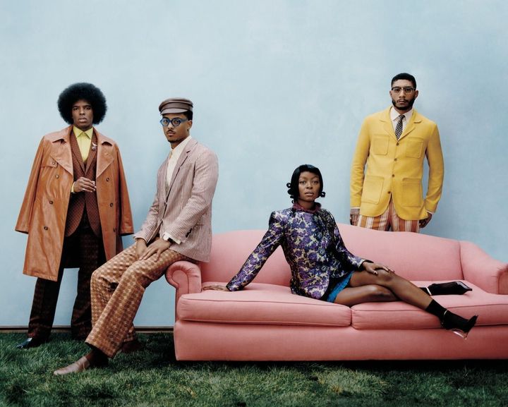 無為に過ごすことの大切さ <br /> 〈左から〉ラッパーのアキーム・アリは、同系色と素材違いでつくるグラデーションルックを披露。ユニークなメガネをアクセントにしたのは、ジョン・バー監督の映画『The Gates（原題）』に出演する俳優兼モデルのキース・パワーズ。R.T.ソーンの黙示録的スリラー『40 Acres（原題）』の主演俳優、ダニエル・デッドワイラーは、サンローランを着用。「ファッションであれ、言語であれ、アートであれ、スポーツであれ、自分自身を表現し、私たちが持つダイナミズムや興奮を表現できる手段を見つけることに、私たちはいつもこの上ない喜びを見出しています。そして、いつも新たな表現の手段を望んでいるのです」と、イエローのジャケットを着たアーティストのオナー・タイタスは言う。<br /> 〈Akeem〉コート 参考商品／MM6 MAISON MARGIELA（マルジェラ ジャパン クライアントサービス） ジャケット ベスト シャツ パンツ／すべてOZWALD BOATENG（www.ozwaldboateng.co.uk） 「ジャン・シュランバージェ」バード オン ア ロック ブローチ 参考商品／TIFFANY & CO.（ティファニー・アンド・カンパニー・ ジャパン・インク） リング／JOSEPH SAIDIAN & SONS（saidiansons.com） シューズ ¥303,600／ CHRISTIAN LOUBOUTIN（クリスチャン ルブタン ジャパン） <br /> 〈Keith〉ジャケット 参考商品／BRUNELLO CUCINELLI（ブルネロクチネリジャパン） シャツ 参考商品 パンツ（参考色） ¥297,000／ともにAMIRI（スタッフインターナショナル ジャパン クライアントサービス） 「デ・ヴィルトレゾア」時計 YG ¥2,959,000／OMEGA（オメガ） シューズ 参考商品／CHRISTIAN LOUBOUTIN（クリスチャン ルブタン ジャパン） <br /> 〈Danielle〉ジャケット ¥1,133,000 トップ ¥771,100 スカート ¥605,000 シューズ ¥253,000（すべて参考価格） ソックス 参考商品／すべてSAINT LAURENT BY ANTHONY VACCARELLO（サンローラン クライアントサービス） <br /> 〈Honor〉ジャケット／GIULIVA HERITAGE（giulivaheritage.com） シャツ／FACTOR’S（www.f-act-ors.com） パンツ／BODE（www.bodenewyork.com）