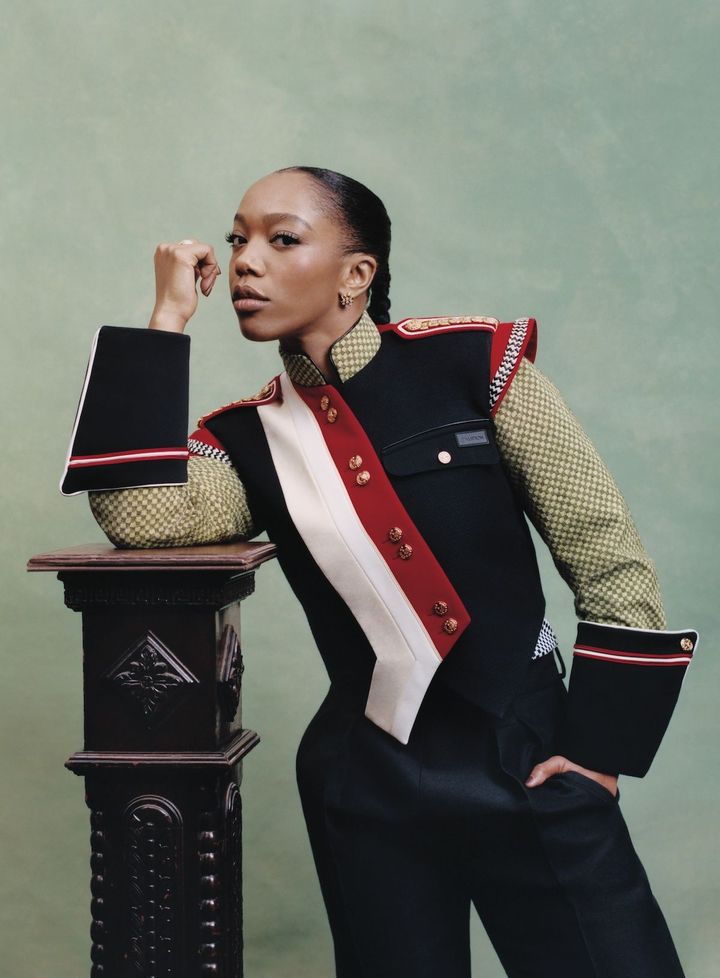 マスキュリンに、フェミニンに <br /> ヴィンテージのルイ・ヴィトンのルックを威風堂々と着こなす俳優のナオミ・アッキー。<br /> ヴィンテージのジャケット シャツ パンツ／すべてLOUIS VUITTON（ルイ・ヴィトン クライアントサービス） 「ジャン・シュランバージェ」リング 参考商品 イヤリング YG╳ダイヤモンド ¥2,420,000／ともにTIFFANY & CO.（ティファニー・アンド・カンパニー・ ジャパン・インク） Hair_ Ro Morgan Makeup: Kenneth Soh