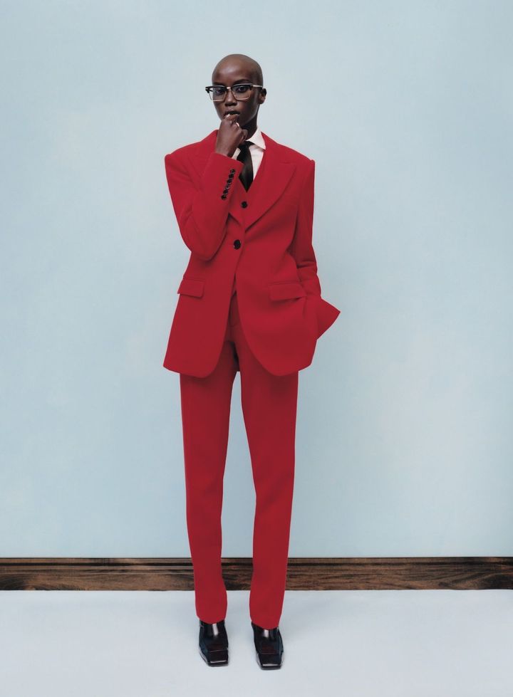 エレクトリックな気分で <br /> 鮮烈なオールレッドのスーツに身を包むモデルのアノック・ヤイ。クラシックなメガネを添えることで、知的な印象にブラッシュアップ。<br /> スーツ シャツ ネクタイ／すべてSERGIO HUDSON（sergiohudson.com） メガネ／JACQUES MARIE MAGE（www.jacquesmariemage.com） シューズ 参考商品／BOTTEGA VENETA（ボッテガ・ヴェネタジャパン）